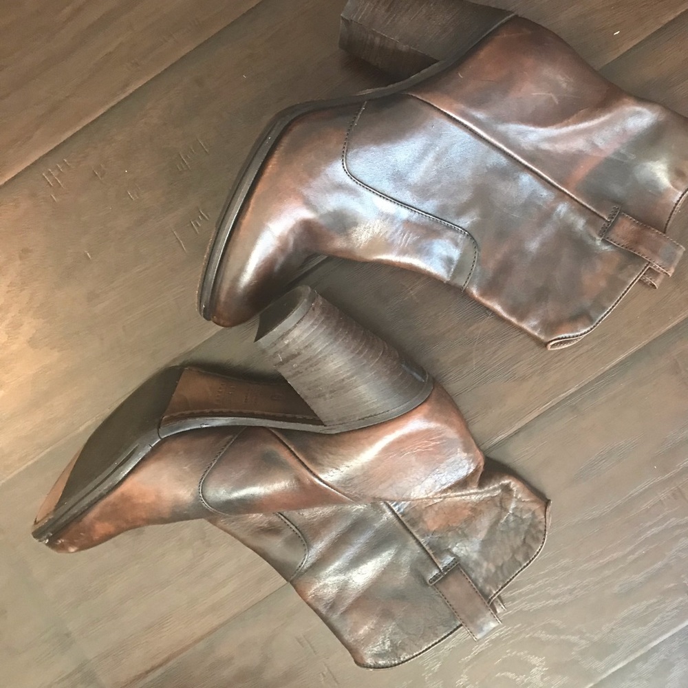 100 Leather heeled boots